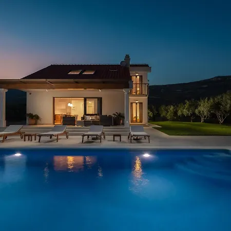 Cvita Mit Grossem Pool In Der Naehe Von Split Und Trogir * Rudine (Kastela)